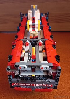Lego technic letištní záchranné vozidlo - 5
