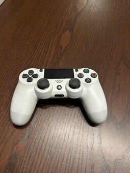PS4 pro bílej + ovladače, hry, kabeláž - 5