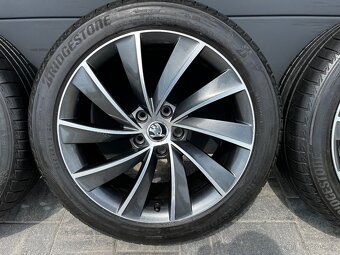 Originál Škoda Superb 235/45 r18 - 5