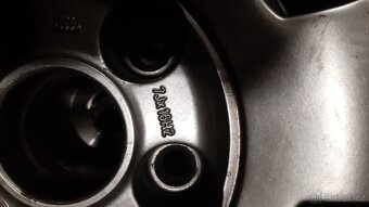 pokličky originál na alu kola Škoda 4ks možné prdej po 1ks - 5