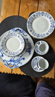 Prodej porcelánové sady talířů a hrnků. Celkem 29 ks. - 5