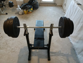 Lavice a dvourucni cinka na posilovani Bench press - 5
