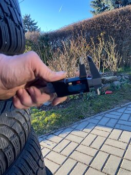 285 40 21 zimni Nokian cca 7mm - 5