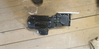 Elektromotor s převodovkou, obousměrný, 3 rychlosti - 5