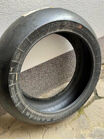 okruhové pneu slicky a mokré na motorku - 5