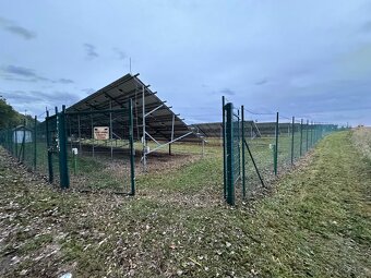 Pracovník při sekání trávy - 5