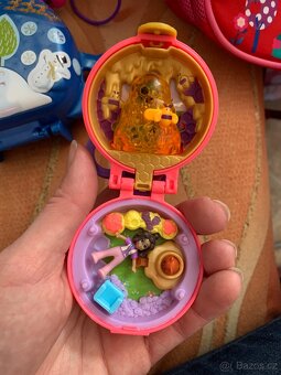 Retro Polly Pocket + novější, LOL panenky se stojanem.. - 5
