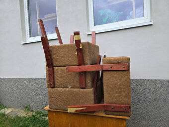 Starý nábytek, postel, stůl, gauč, křeslo, polštáře - 5