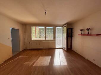 Prodej prostorného bytu 3+1 s lodžií v Plzni na Vinicích. - 5