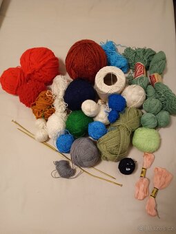 Velká sada přízí, háčky, knihy o háčkování... - 5