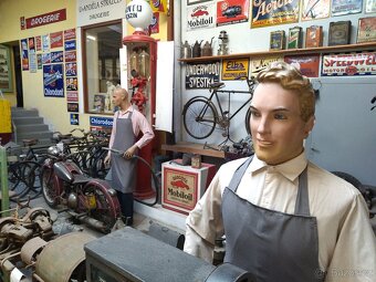 Reklamní cedule, staré figuríny , historie obchodu a řemesel - 5