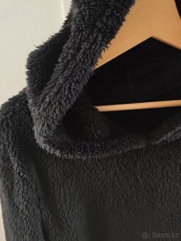 Chlupatá černá mikina - 5