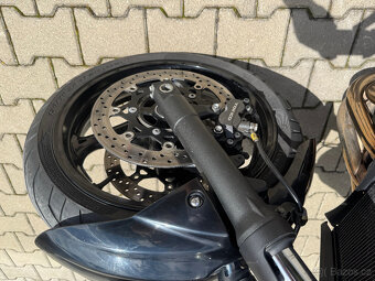 Suzuki GSR 600 - 5
