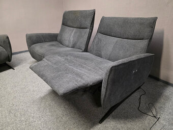 Elektricky polohovací sedačka 2+2 šedá látka - 5