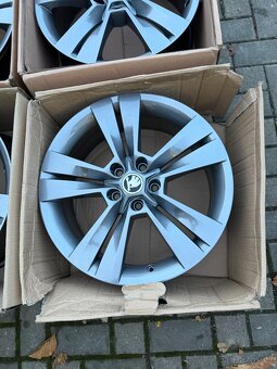 ORIGINÁL Alu Škoda MYTIKAS R18, 5x112 - TOP STAV - 5