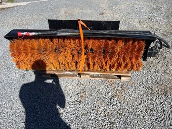 Štětkový zametač noví na smykový nakladač - 5