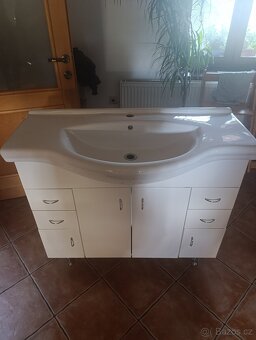 Koupelnová skříňka s umyvadlem - 5