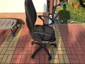 Prodám dvě použité kancelářské/PC židle - 5