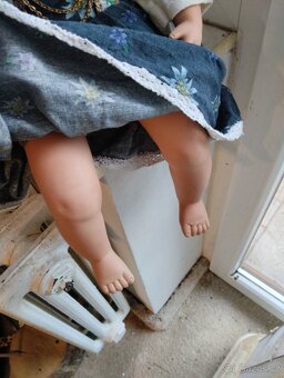 Sedící značená porcelánová panenka - 5