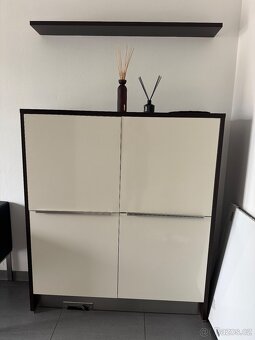 Komoda/botník + stěna s věšáky - 5