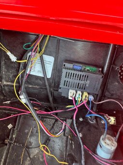 Eletrické autíčko vymění za starý dotykový telefon - 5