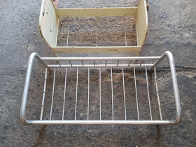 Stará dřevěná kolébka a kovové postýlky pro panenku - 5