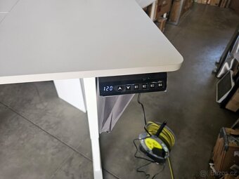 Nový elektrický výškově nastavitelný PC stůl s pamětí výšky - 5