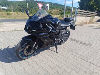 Yamaha YZF 690 - 5
