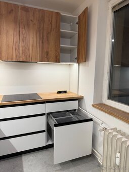 Kuchyně na míru – bílá + dřevo | Vestavěné spotřebiče - 5