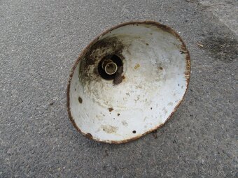 Nabízím starou industriální lampu. Poškozený smalt. Na 6 fot - 5