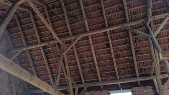 Starý tesaný krov, trámy, suchý, zdravý - 5