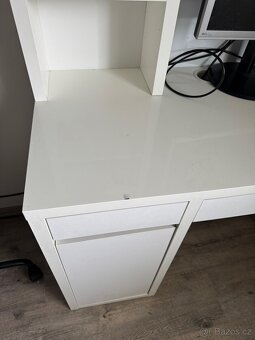 IKEA stůl MICKE s nástavcem a dětskou židlí - 5