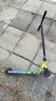 Prodám freestyle koloběžku Slamm Strobe V4 Laser - 5