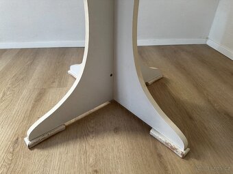 Bílý kulatý jídelní stůl - 5