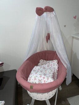 Proutěná postýlka s výbavou pro miminko – motiv Králíček - 5