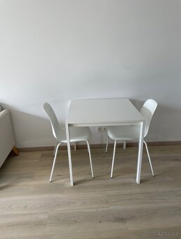 Bílý stůl z IKEA se dvěma židlemi - white table from ikea - 5