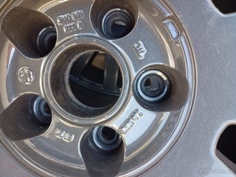 Alu kola Škoda 5x112, obuté zimní 215/60/16 99H ET37 Falken - 5