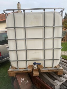 Prodám nádrž na vodu 1000l - 5