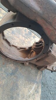 Prodám přední konzoly a skříň ZETOR - 5