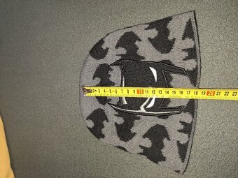 dětská zimní čepice značky Batman.Velikost neuvedena - 5