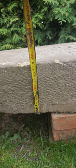 Dlouhý pískovcový historický schod/parapet - ručně tesaný - 5