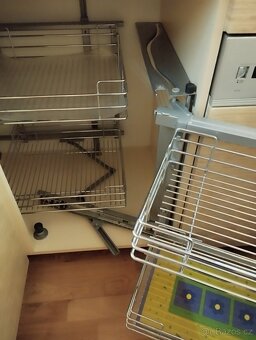 Rohový systém do kuchyňské linky – výborný stav - 5