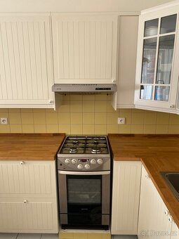 Béžová Ikea kuchyně se spotřebiči - 5