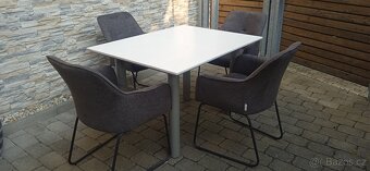 Jídelní bílý stůl+4 ks moderní šedé židle - 5