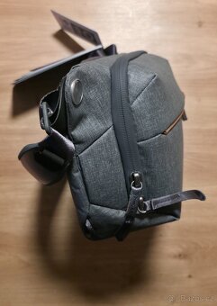 Peak Design Everyday Sling 3L v2 (šedá barva) - 5