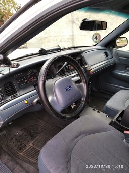 Ford Crown Victoria - 5