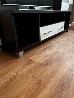 Prodám set moderního nábytku – skříňky + TV stolek - 5