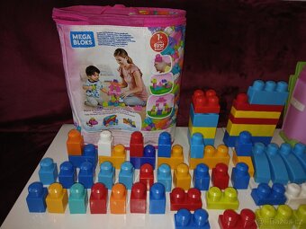 Megabloks Hrající housenka Otevírací domek s autem atd - 5