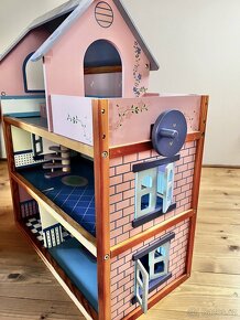 Dřevěný domeček pro panenky s výtahem - 5
