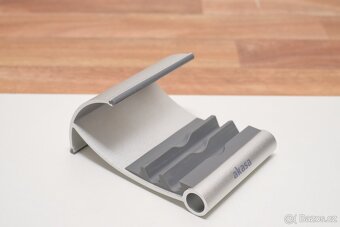 ALU stojánek na tablet / mobil značky AKASA - 5